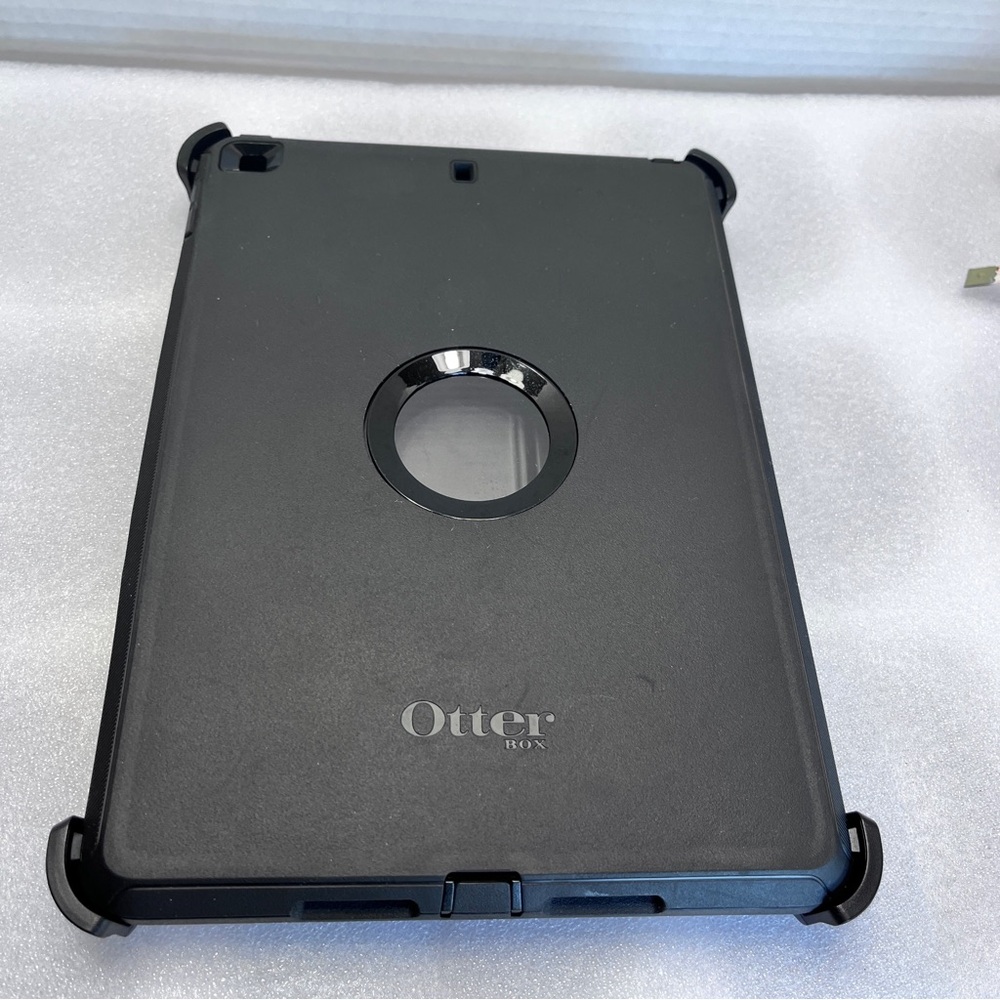 Otter Box Defender 10” Black case for IPad 7-9
